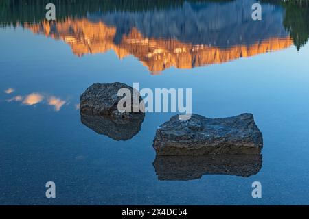 Kanada, Alberta, Banff National Park. Mt. Rundle spiegelte sich bei Sonnenaufgang in Two Jack Lake. Stockfoto