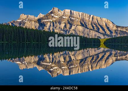 Kanada, Alberta, Banff National Park. Mt. Rundle spiegelte sich bei Sonnenaufgang in Two Jack Lake. Stockfoto