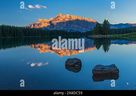 Kanada, Alberta, Banff National Park. Mt. Rundle spiegelte sich bei Sonnenaufgang in Two Jack Lake. Stockfoto