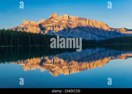 Kanada, Alberta, Banff National Park. Mt. Rundle spiegelte sich bei Sonnenaufgang in Two Jack Lake. Stockfoto