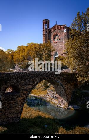 Blick auf die Zugangsbrücke zur Kirche Sant Joan Les Fonts, Girona, Katalonien Stockfoto