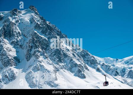 Kabine der Seilbahn Aiguille du Midi von der Zwischenstation am Plan du Aiguille aus gesehen. Mont Blanc und die Alpen. Chamonix, Frankreich Stockfoto