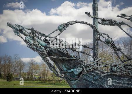 Murrisk, Demesne, Murrisk, County Mayo, Irland - 20. April 2024 - irisches Denkmal für die Hungersnot mit Nahaufnahmen von Skeletten auf einem Segelschiff Stockfoto