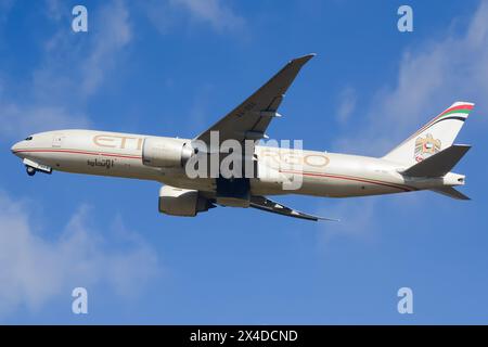 Eine Etihad Cargo Boeing 777F (A6-DDC) mit Abfahrt am internationalen Flughafen Guangzhou Baiyun Stockfoto