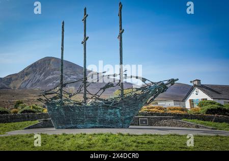 Murrisk, Demesne, Murrisk, County Mayo, Irland - 20. April 2024 - irisches Denkmal für die Hungersnot mit Nahaufnahmen von Skeletten auf einem Segelschiff Stockfoto