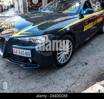 Guardia Di Finanza Patrouillenwagen parkt auf einer italienischen Straße Stockfoto