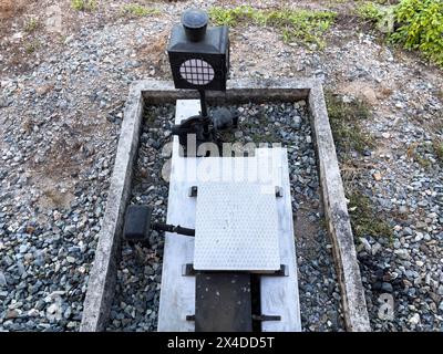 Punktanzeige des Bahnschalters zur Richtungssteuerung im Bahnhofsbereich, Vorderansicht mit Kopierraum. Stockfoto