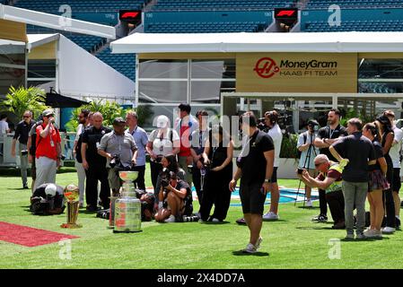 Miami, USA. Mai 2024. Fahrerlager-Atmosphäre. Formel-1-Weltmeisterschaft, Rd 6, Miami Grand Prix, Donnerstag, 2. Mai 2024. Miami International Autodrome, Miami, Florida, USA. Quelle: James Moy/Alamy Live News Stockfoto