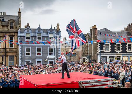 Selkirk, Scottish Borders, Schottland, Vereinigtes Königreich. Juni 2022. Das Auswerfen der Fahnen während des Selkirk Common Riding. Stockfoto