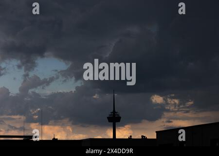 Köln, Deutschland. Mai 2024. Dunkle Wolken ziehen über den Colonius Fernsehturm. Der Deutsche Wetterdienst hat am Donnerstag vor Gewittern in Nordrhein-Westfalen gewarnt. Starke Gewitter mit starkem Regen könnten ab dem Nachmittag auftreten und sich bis in die Freitagnacht fortsetzen. Hagelduschen und Windböen sind ebenfalls möglich. Quelle: Rolf Vennenbernd/dpa/Alamy Live News Stockfoto