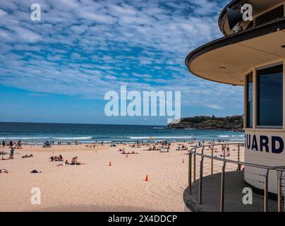 Die Rettungsschwimmer-Station mit Blick auf den Bondi Beach in Sydney, Australien an einem herrlichen sonnigen Tag, ein muss für Touristen Stockfoto