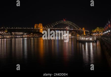 Die Sydney Harbour Bridge Leuchtet Nachts Hell Und Die Sydney Opera Bar Auf Der Rechten Seite Stockfoto