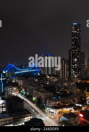 Stiry Bridge beleuchtet bei Nacht, von einem hohen Aussichtspunkt über Fortitude Valley in Brisbane, die die Lichtspuren des Verkehrs darunter zeigt Stockfoto