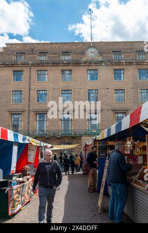 Marktstände im Freien vor der Guildhall, Cambridge, England, Großbritannien Stockfoto