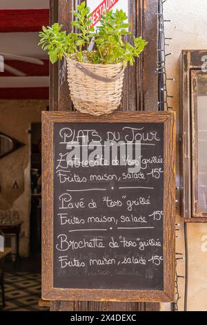 Aigues-Mortes, Gard, Occitania, Frankreich. Tafel-Menü vor einem Café in Südfrankreich. (Nur Für Redaktionelle Zwecke) Stockfoto