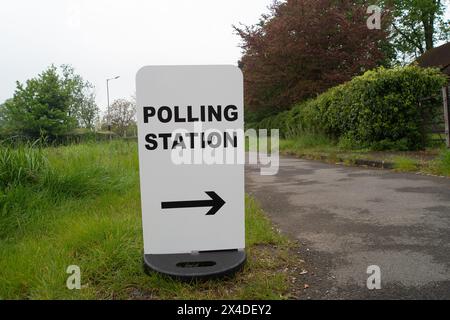 Slough, Berkshire, Großbritannien. Mai 2024. Ein ruhiger Tag in Slough, Berkshire, an einer Wahlstation, wo die Bewohner ihre Stimmen für die Thames Valley Police und den Crime Commissioner abgaben. Kredit: Maureen McLean/Alamy Stockfoto