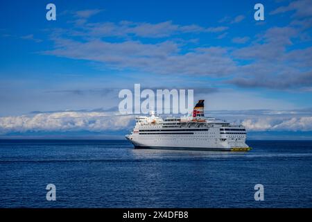 Nanaimo, BC, Kanada 23. Februar 2024: Die MV Isabelle, ein Kreuzfahrtschiff, das von der Bridgemans Services Group als Floatel umfunktioniert wurde, liegt in Nan Stockfoto