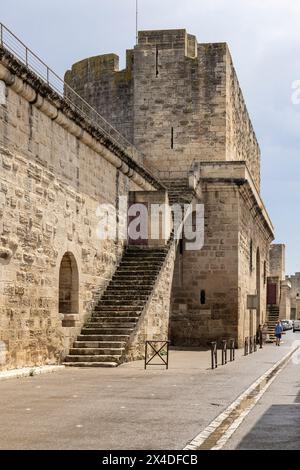 Aigues-Mortes, Gard, Occitania, Frankreich. Befestigte Stadtmauer. (Nur Für Redaktionelle Zwecke) Stockfoto