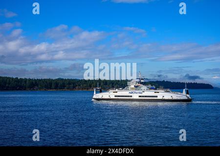 Nanaimo, BC, Kanada 23. Februar 2024: BC Ferries Schiff MV Island Kwigwis Passagierfähre auf dem Weg von Gabriola Island zum Hafen von Nanaimo. Stockfoto