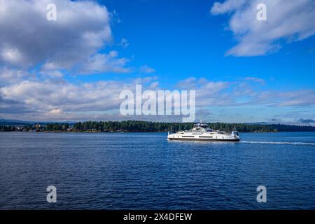 Nanaimo, BC, Kanada 23. Februar 2024: BC Ferries Schiff MV Island Kwigwis Passagierfähre auf dem Weg von Gabriola Island zum Hafen von Nanaimo. Stockfoto