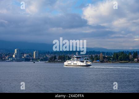 Nanaimo, BC, Kanada 23. Februar 2024: BC Ferries Schiff MV Island Kwigwis Passagierfähre auf dem Weg von Gabriola Island zum Hafen von Nanaimo. Stockfoto