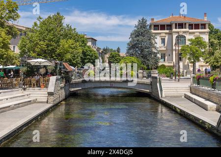 L'Isle-sur-la-Sorgue, Avignon, Vaucluse, Provence-Alpes-Cote d'Azur, Frankreich. Brücke über einen Kanal. (Nur Für Redaktionelle Zwecke) Stockfoto