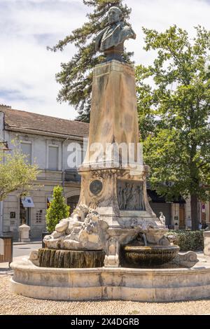 L'Isle-sur-la-Sorgue, Avignon, Vaucluse, Provence-Alpes-Cote d'Azur, Frankreich. Denkmal für Alphonse Benoit. (Nur Für Redaktionelle Zwecke) Stockfoto