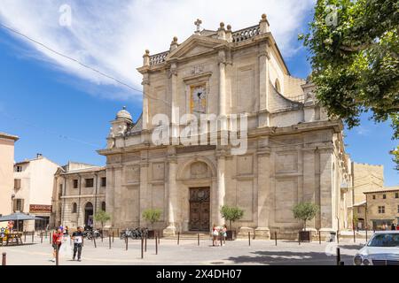 L'Isle-sur-la-Sorgue, Avignon, Vaucluse, Provence-Alpes-Cote d'Azur, Frankreich. Die Hauptkirche. (Nur Für Redaktionelle Zwecke) Stockfoto