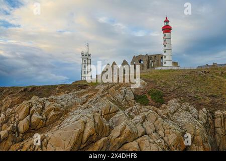 Frankreich, Bretagne, Plougonvelin. Atlantik in der Nähe der Ruinen der Abtei Saint Mathieu und des Leuchtturms Saint Mathieu bei Sonnenuntergang Stockfoto