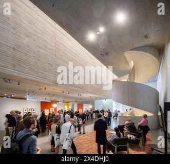 Archiv der Avantgarden am 5. Mai 2024 feiert das Archiv der Avantgarden Ãâ Egidio Marzona ADA als neues Museum und Forschungseinrichtung Dresdens im eigens zu diesem Zweck umgestalteten Blockhaus am FuoÅ der AugustusbroÂ¼cke seine EroÂffnung. 2016 schenkte der Sammler den SKD etwa 1,5 Millionen Objekte, weitere 200,000 kamen bei einer zweiten Schenkung 2018 hinzu. Im ebenso progressiven wie oÂsthetisch koÂ¼hnen Entwurf des spanisch-deutschen ArchitekturboÂ¼ros Nieto Sobejano Arquitectos wird die umfassende Sammlung in einem moÂchtigen, frei oÂ¼ber der Ausstellungsebene schwebenden Kubus Platz Stockfoto