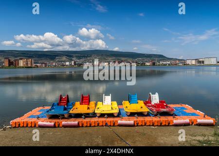 Die Leihpedatamarane am Ufer des Akgel-Sees in der Stadt Makhachkala, Republik Dagestan, Südrussland, im Sommer Stockfoto