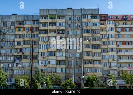 Das alte Gebäude im sowjetischen Stil in der Stadt Makhachkala, Republik Dagestan, Südrussland Stockfoto