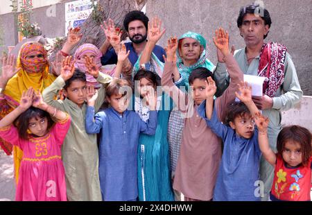 Die Bewohner von Tando Hyder halten am Donnerstag, den 2. Mai 2024, im Pressesaal von Hyderabad eine Protestdemonstration gegen die hohe Händigkeit der einflussreichen Menschen ab. Stockfoto