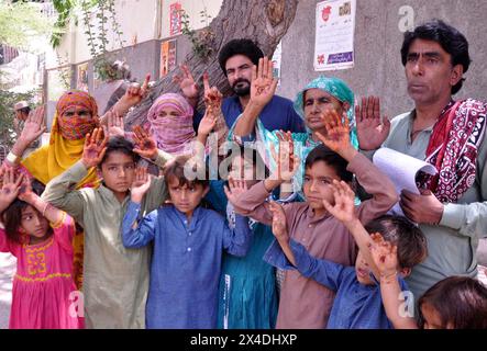 Die Bewohner von Tando Hyder halten am Donnerstag, den 2. Mai 2024, im Pressesaal von Hyderabad eine Protestdemonstration gegen die hohe Händigkeit der einflussreichen Menschen ab. Stockfoto