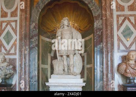 Marmorstatue Ludwigs XIV. Im Schloss Versailles gefunden, wo er als römischer Kaiser dargestellt wird, der von Jean Warin zwischen 1665 und 1672 geschaffen wurde. Stockfoto