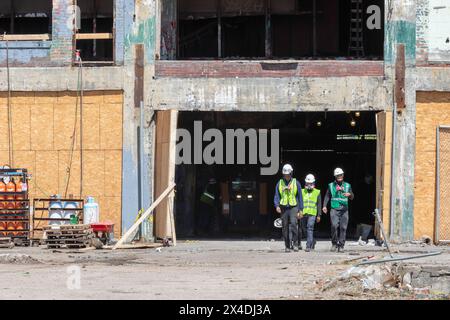 Detroit, Michigan - Arbeiter verlassen die verlassene Autofabrik Fisher Body 21. Das Gebäude wird in Fisher 21 Lofts umgebaut, eine Entwicklung von 433 Stockfoto