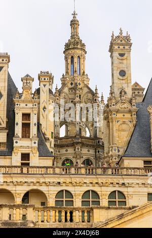 Auf dem Dach des Chateau Chambord im Loire-Tal von Frankreich sind diese wunderschön gestalteten Türme von Leonardo da Vinci inspiriert. Stockfoto