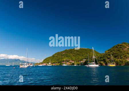 Yachten ankern in einem Hafen vor Petit Bourg, Basse-Terre Island, Iles des Saintes, Guadeloupe, Westindien. Stockfoto