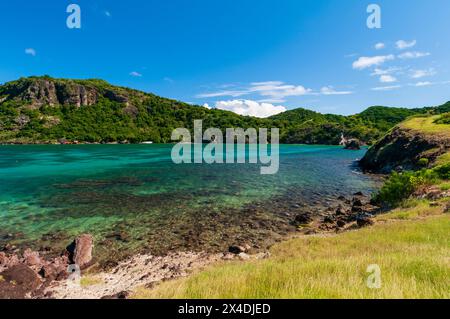 Steile Klippen Grenzen an die ruhigen Gewässer der Marigot Bay. Terre de Haut, Iles des Saintes, Guadeloupe, Westindien. Stockfoto