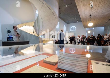 Archiv der Avantgarden am 5. Mai 2024 feiert das Archiv der Avantgarden Egidio Marzona ADA als neues Museum und Forschungseinrichtung Dresdens im eigens zu diesem Zweck umgestalteten Blockhaus am Fuß der Augustusbrücke seine Eröffnung. 2016 schenkte der Sammler den SKD etwa 1,5 Millionen Objekte, weitere 200,000 kamen bei einer zweiten Schenkung 2018 hinzu. Im ebenso progressiven wie ästhetisch kühnen Entwurf des spanisch-deutschen Architekturbüros Nieto Sobejano Arquitectos wird die umfassende Sammlung in einem mächtigen, frei über der Ausstellungsebene schwebenden Kubus Platz finden. Damit e Stockfoto