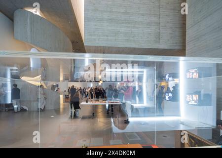 Archiv der Avantgarden am 5. Mai 2024 feiert das Archiv der Avantgarden Egidio Marzona ADA als neues Museum und Forschungseinrichtung Dresdens im eigens zu diesem Zweck umgestalteten Blockhaus am Fuß der Augustusbrücke seine Eröffnung. 2016 schenkte der Sammler den SKD etwa 1,5 Millionen Objekte, weitere 200,000 kamen bei einer zweiten Schenkung 2018 hinzu. Im ebenso progressiven wie ästhetisch kühnen Entwurf des spanisch-deutschen Architekturbüros Nieto Sobejano Arquitectos wird die umfassende Sammlung in einem mächtigen, frei über der Ausstellungsebene schwebenden Kubus Platz finden. Damit e Stockfoto