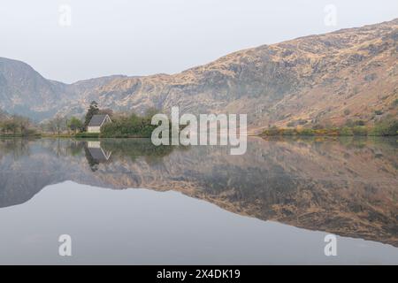 Irland, Cork, Gougane Barra. Kirchen- und Bergreflexionen im See. Stockfoto