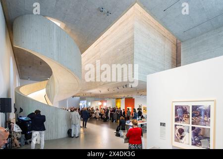 Archiv der Avantgarden am 5. Mai 2024 feiert das Archiv der Avantgarden Egidio Marzona ADA als neues Museum und Forschungseinrichtung Dresdens im eigens zu diesem Zweck umgestalteten Blockhaus am Fuß der Augustusbrücke seine Eröffnung. 2016 schenkte der Sammler den SKD etwa 1,5 Millionen Objekte, weitere 200,000 kamen bei einer zweiten Schenkung 2018 hinzu. Im ebenso progressiven wie ästhetisch kühnen Entwurf des spanisch-deutschen Architekturbüros Nieto Sobejano Arquitectos wird die umfassende Sammlung in einem mächtigen, frei über der Ausstellungsebene schwebenden Kubus Platz finden. Damit e Stockfoto