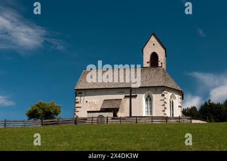 Kirche des heiligen Jakob, auf einem Hügel im Tal von Funes. Funes, Trentino-Südtirol, Italien. Stockfoto