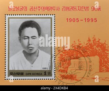 Souvenirbogen mit gestempelter Briefmarke, gedruckt von Nordkorea, auf dem Kim Hyong Gwon, 90. Jahrestag der Geburt von Kim Hyong Gwon, circa Stockfoto