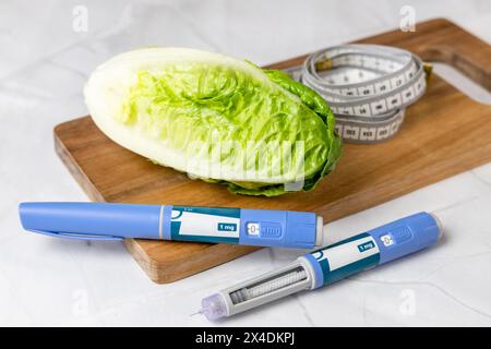 Original dänischer Ozempic Insulininjektionsstift für Diabetiker und Gemüse. Stockfoto