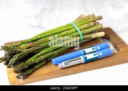 Original dänischer Ozempic Insulininjektionsstift für Diabetiker und Gemüse. Stockfoto