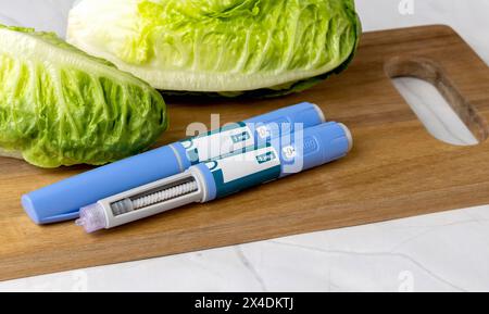 Original dänischer Ozempic Insulininjektionsstift für Diabetiker und Gemüse. Stockfoto