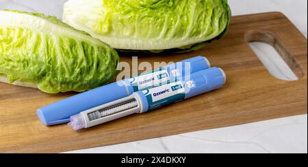 Original dänischer Ozempic Insulininjektionsstift für Diabetiker und Gemüse. Stockfoto