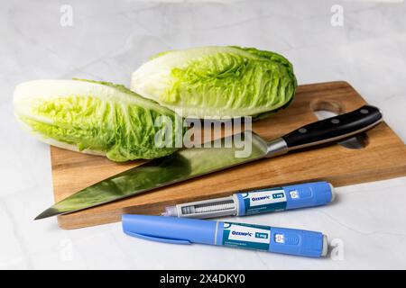 Original dänischer Ozempic Insulininjektionsstift für Diabetiker und Gemüse. Stockfoto